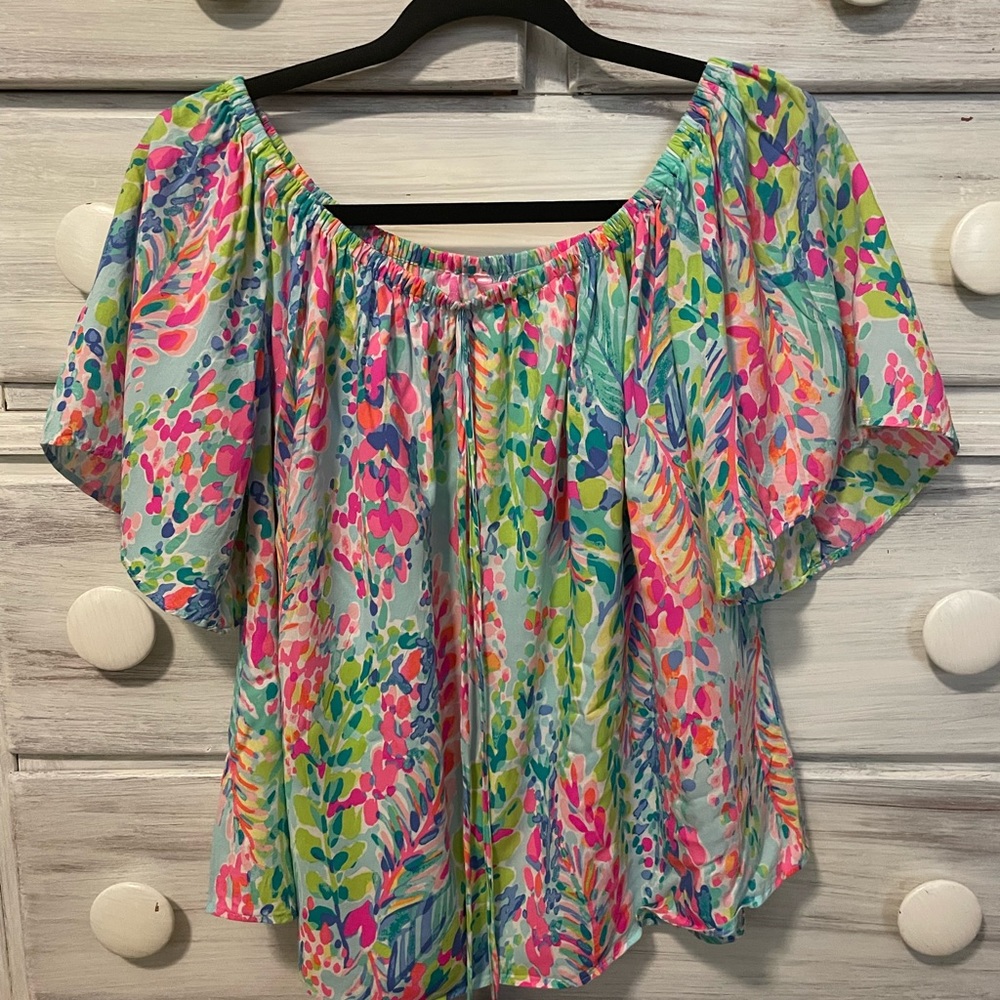 Lilly Pulitzer Sain style top, Catch the Wave print in EXCELLENT condition